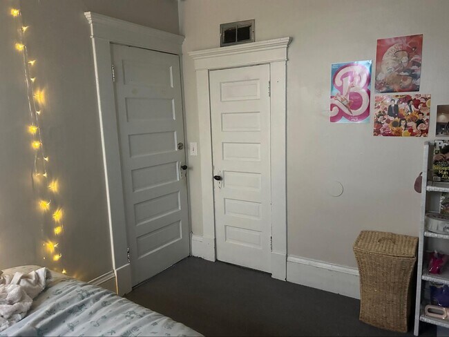 Building Photo - PRELEASE: Spacious 6+ bdrm/2 bath in York Neighborhood