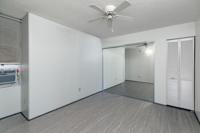 Building Photo - 215 N King St