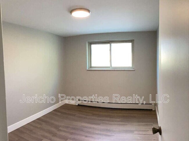 Building Photo - 633 Oak St