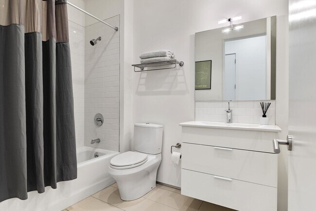 Building Photo - 618 E 2nd St