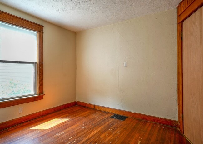 Building Photo - 310 E 17th St