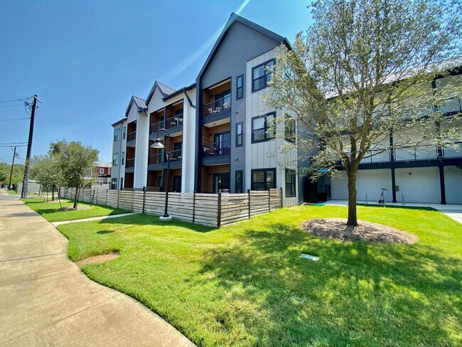 Building Photo - Stylish 3 Bedrooms 2 Bathrooms with Top-Tier Amenities Condo in East Austin!!!