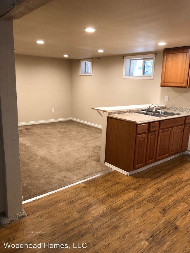 Building Photo - 815 E 8th Ave