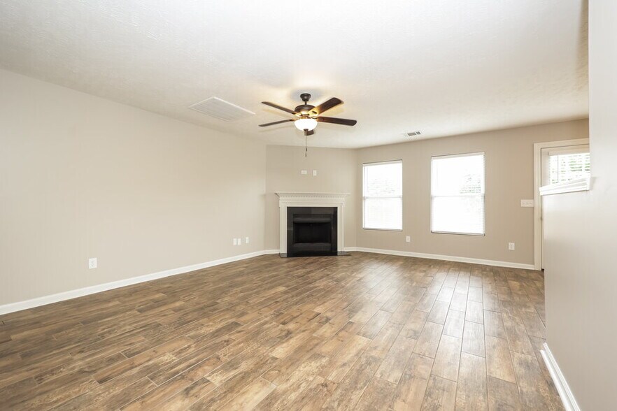 Building Photo - 413 Creek Oak Dr