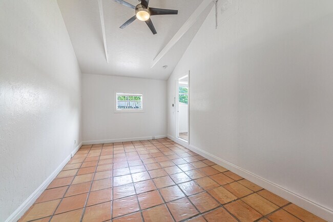 Building Photo - 942 Sunset Rd