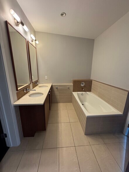 Building Photo - 912 Channelside Dr