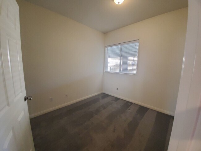 Building Photo - Gorgeous 3rd floor Corner Unit 3Bed/2Bath in Oceanside