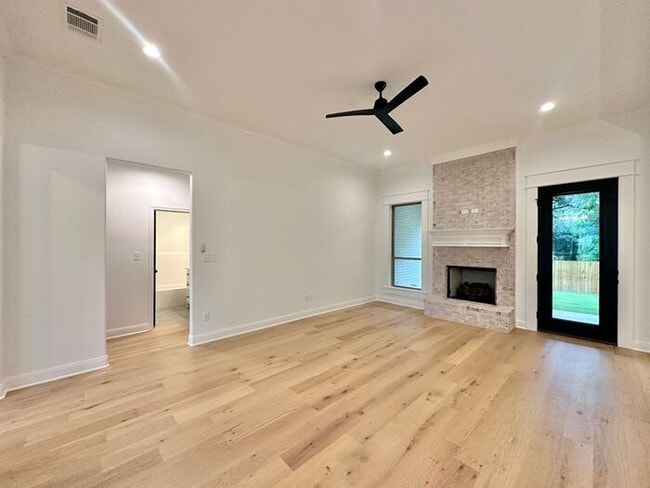 Building Photo - Available Now! Luxurious 3 Bedroom 2 Bath ...