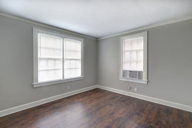 Building Photo - Large Downtown Savannah 2BR/1BA House For ...