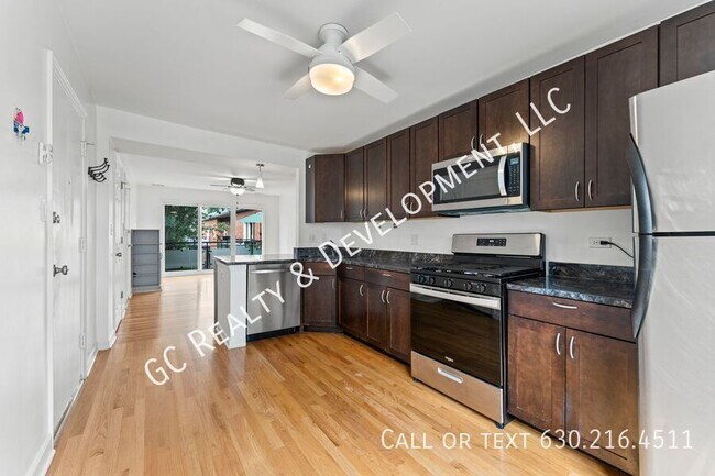 Building Photo - 6429 N Damen Ave