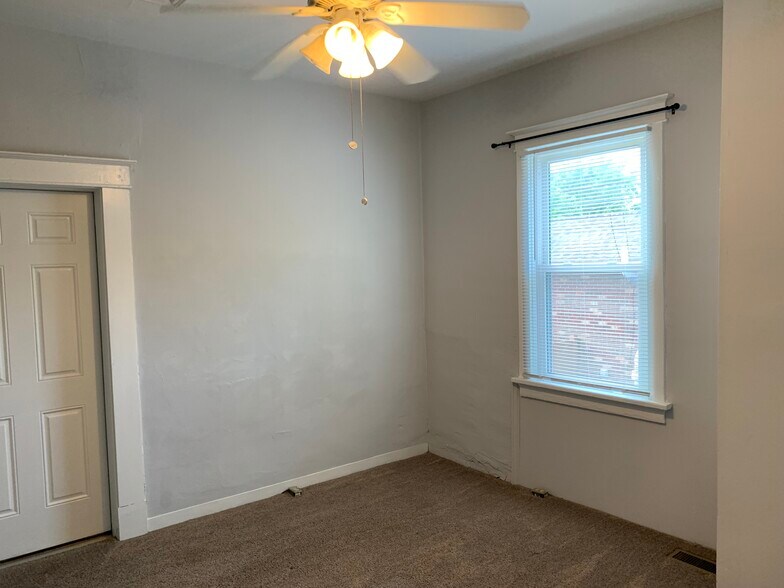 Building Photo - 2123 Lilly Ave
