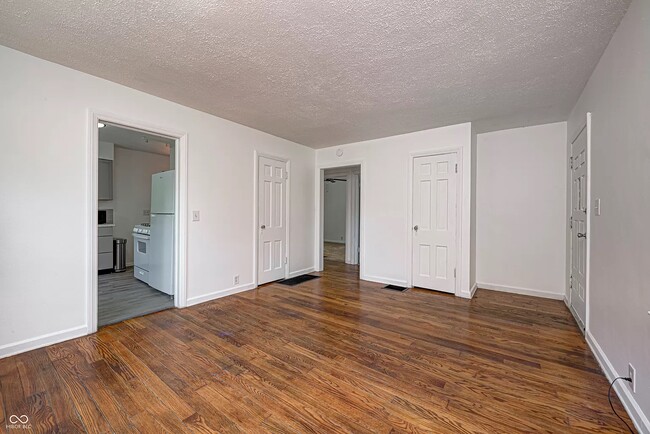 Building Photo - 4924 Rosslyn Ave