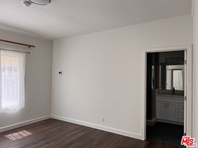 Building Photo - 1325 S Rimpau Blvd