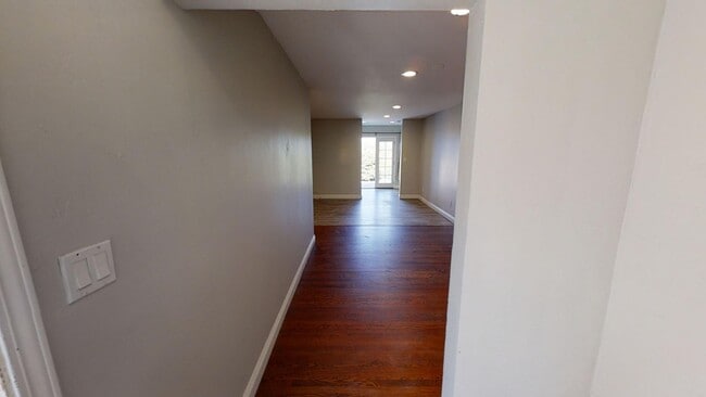 Building Photo - 5325 E Falls View Dr