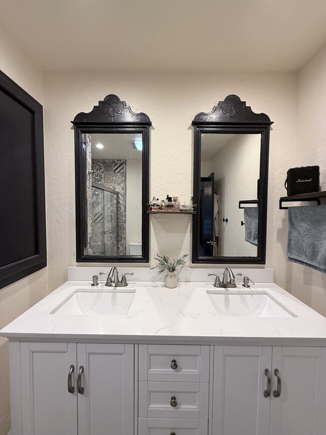 Building Photo - 27464 Meadow Dr