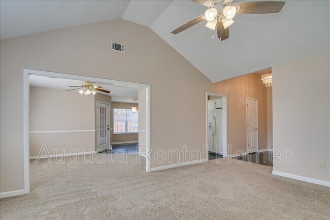 Building Photo - 207 Taylor Cir