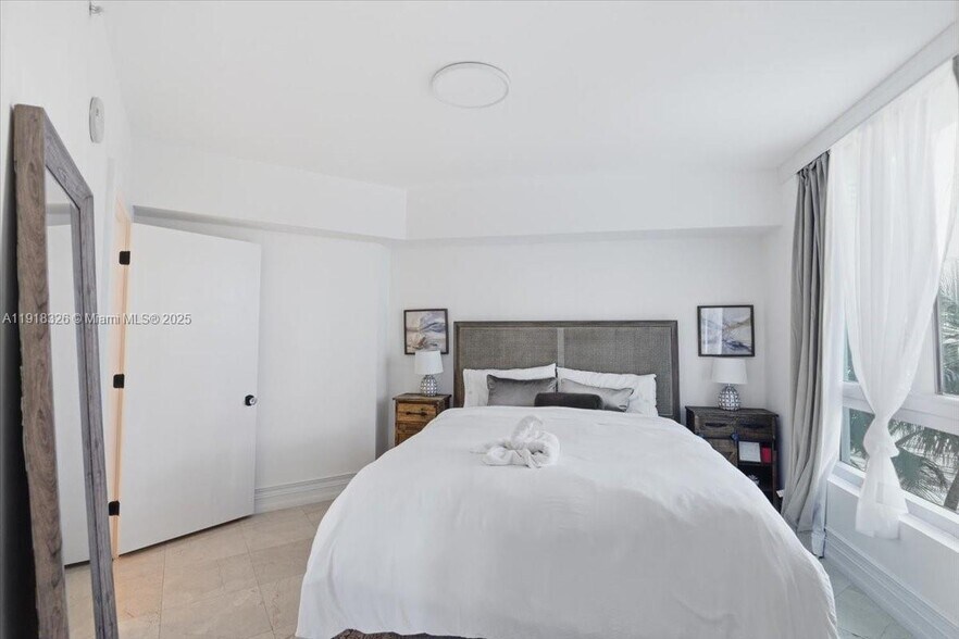 Building Photo - 350 S Miami Ave