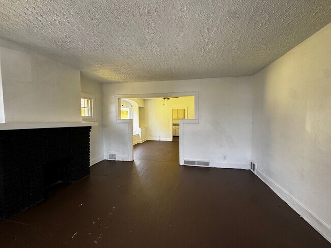 Building Photo - 12633 Edmonton Ave