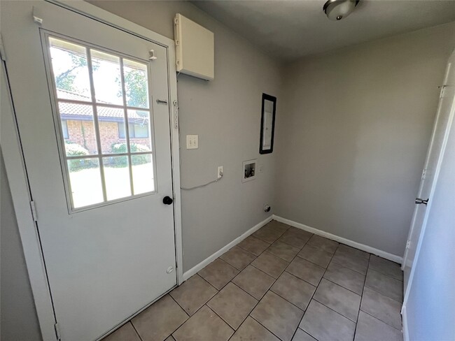 Building Photo - 1400 W Laurel St