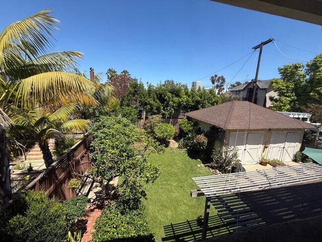 Building Photo - Fabulous Bankers Hill location 3 Bedroom Top-floor duplex unit