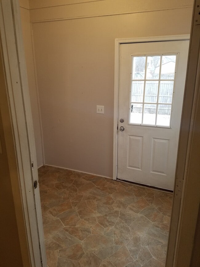 Building Photo - 1002 Burr