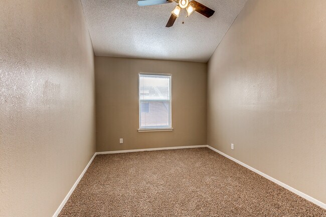 Building Photo - 3 Bedroom Northeast home for rent