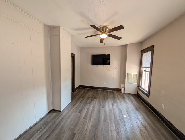 Building Photo - 202 E Barker Ave