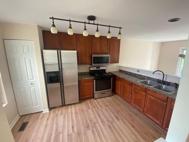 Building Photo - 463 Springwood Dr
