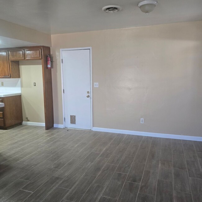 Building Photo - SW- 3 bedroom 2 bathrooms