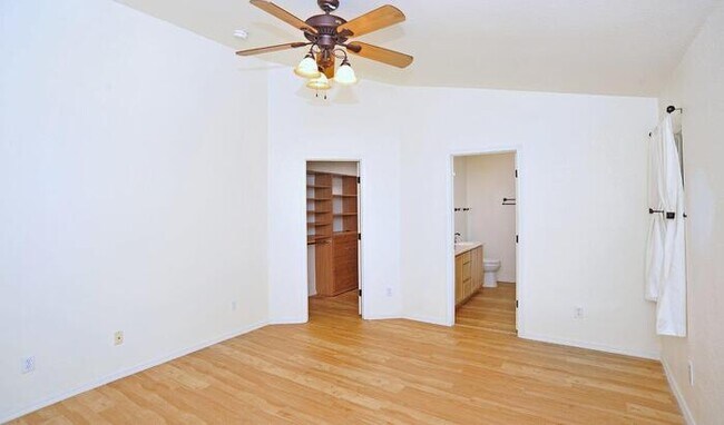 Building Photo - 3 Bedroom 2 Bathroom House