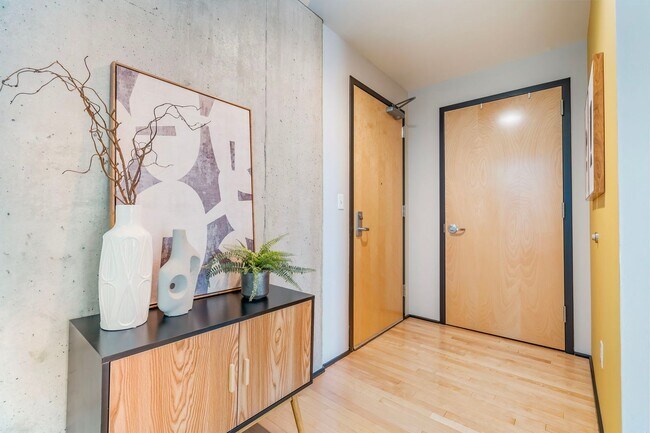 Building Photo - Elizabeth Lofts - 7th floor north facing p...