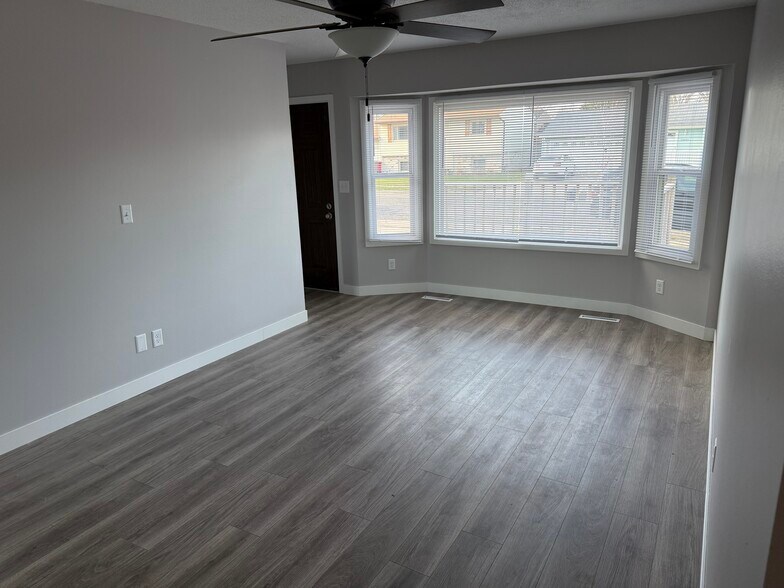 Living room - 5401 W 25th St