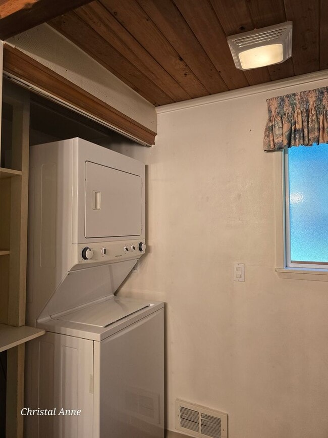 Building Photo - Waterfront 1 bedroom with a loft