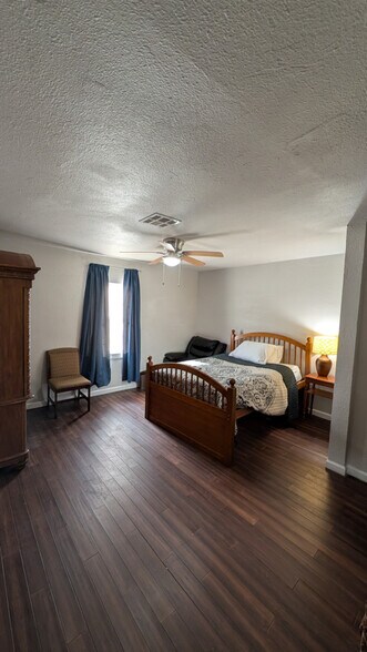 Building Photo - 1004 NE 28th St