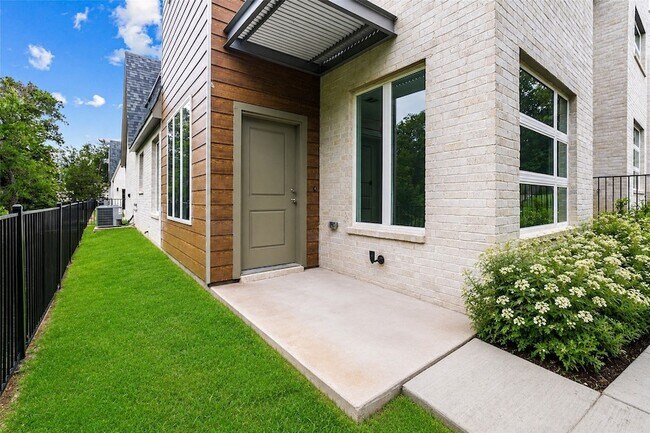 Building Photo - 321 Oakbend Dr