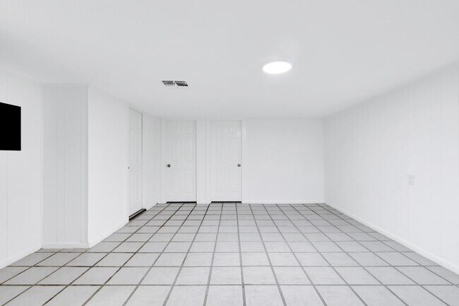 Building Photo - 1122 Oakridge Ln