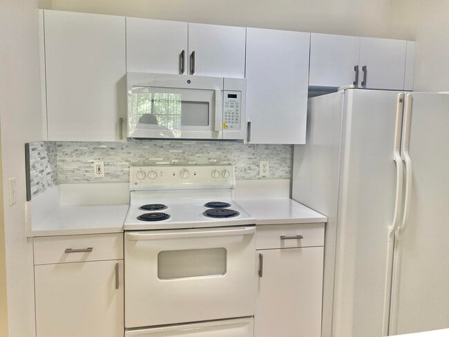 Building Photo - 630 S Sapodilla Ave