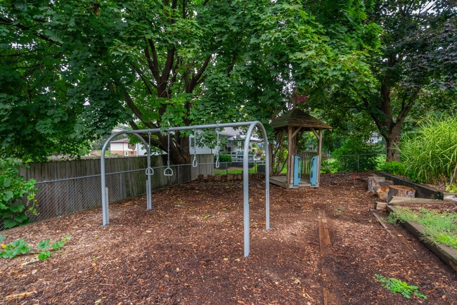 Building Photo - 211 Parkway Dr