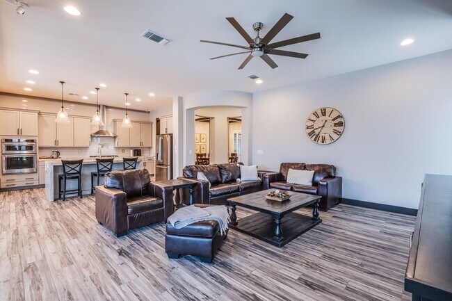 Building Photo - Stunning 5Bed/4.5 Bath home located in a prestigious guard gated community of Reverence in Summerlin