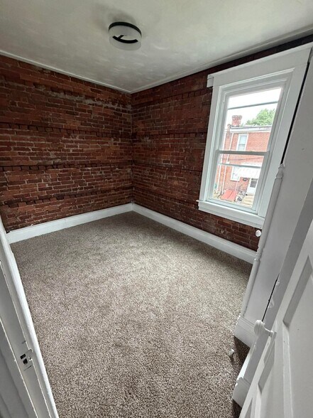 Building Photo - 3339 Webster Ave