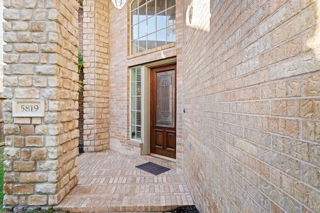 Building Photo - 5819 Brook Bend Dr