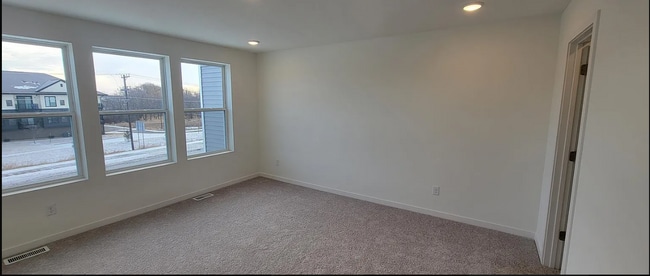 Building Photo - 10374 Glacier Ln N