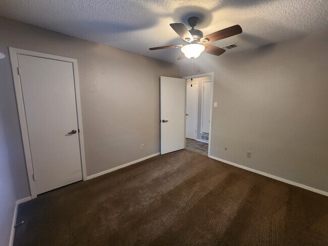 Building Photo - 2425 Kristen Dr
