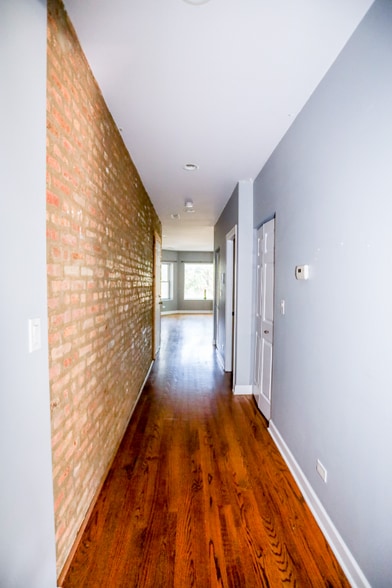 Building Photo - 2043 W Arthur Ave