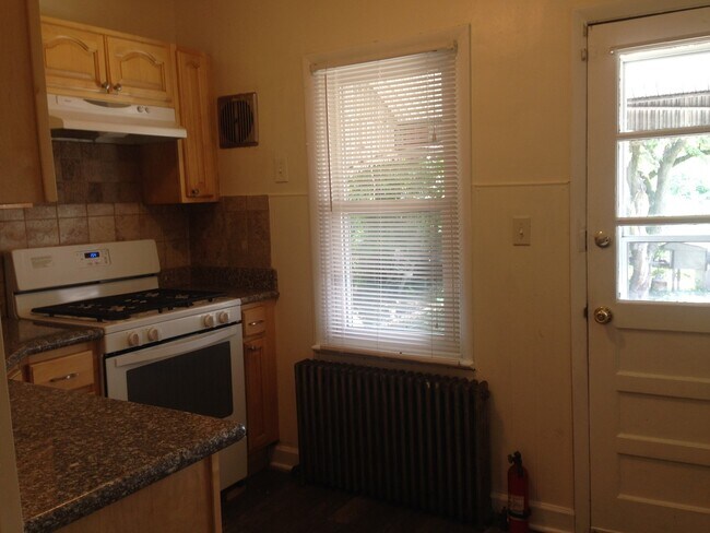 Building Photo - Great Home! 4 Bedroom House with Spacious Living Area! Full Basement for Storage! W/D Hook-ups! Y...