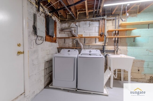 Building Photo - 8666 Oak Rd