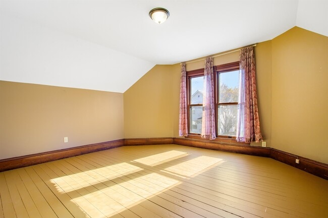 Building Photo - 19 Pine St