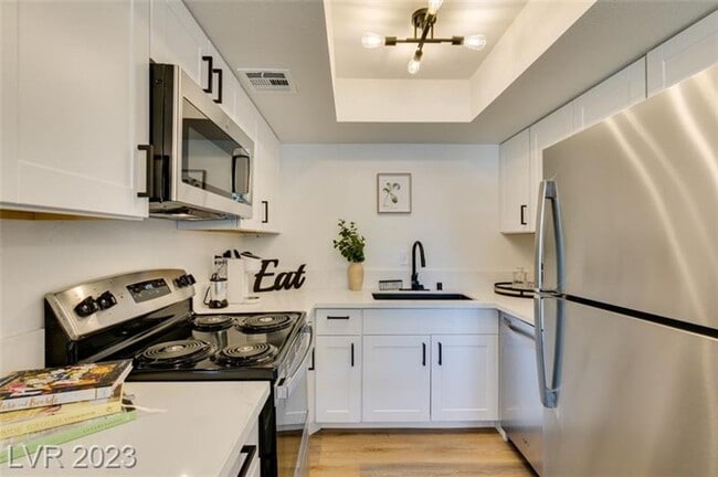 Building Photo - Gorgeous, fully-renovated and furnished co...