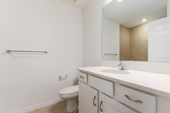 Building Photo - Beautiful Modern Town Home with Water Fron...