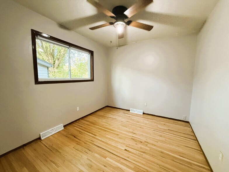 Building Photo - 3147 S Gordon Ave